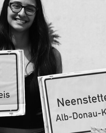 vh Ulm in Neenstetten Bild: Ortsschild Neenstetten und vh Ulm im Alb-Donau-Kreis